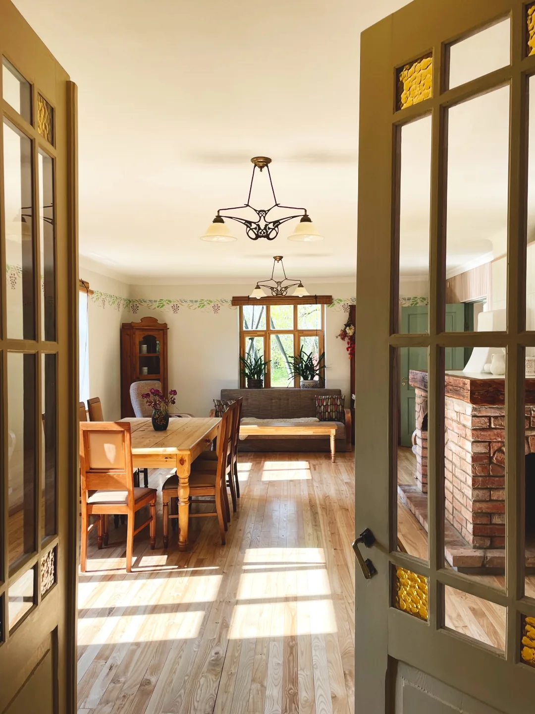 Dārza galds ar cienastu Ieleju parkā