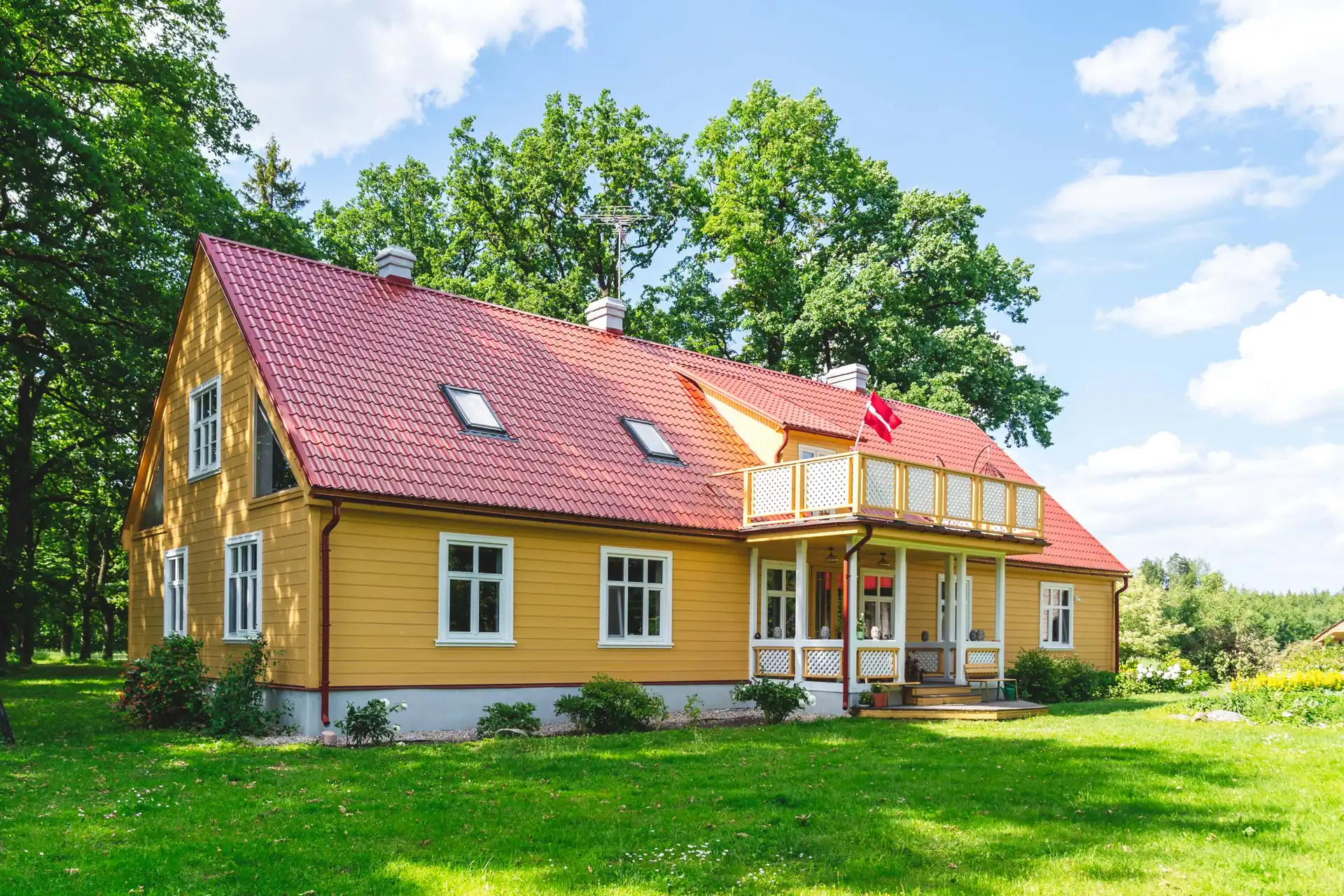 Ielejas vēsturiskā muižas māja Vircavas ainavā